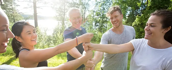 Team laver sjov teambuilding udendørs med underholdende øvelser.